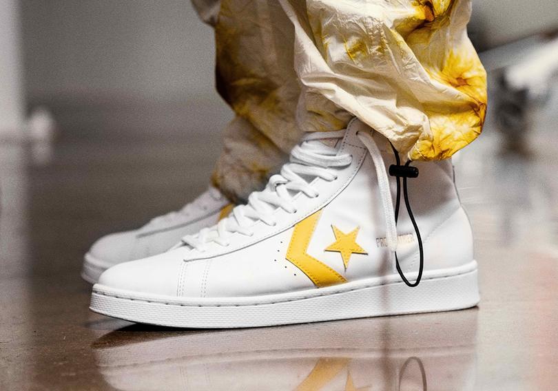 converse-pro-leather-ss20-on-foot-yellow-1