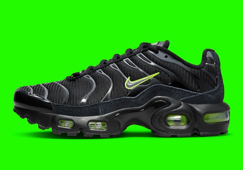 nike-air-max-plus-gs-black-volt-fq2399-001-2