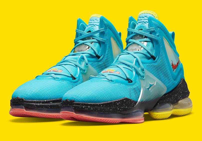 nike-lebron-19-christmas-DC9338-400-release-date-4